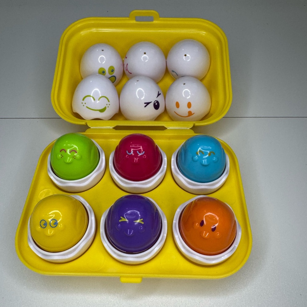 Vintage 1993 E1581 Tomy Egg Shape Sorting Hide N Squeak Toy Eggs & Yellow Carton